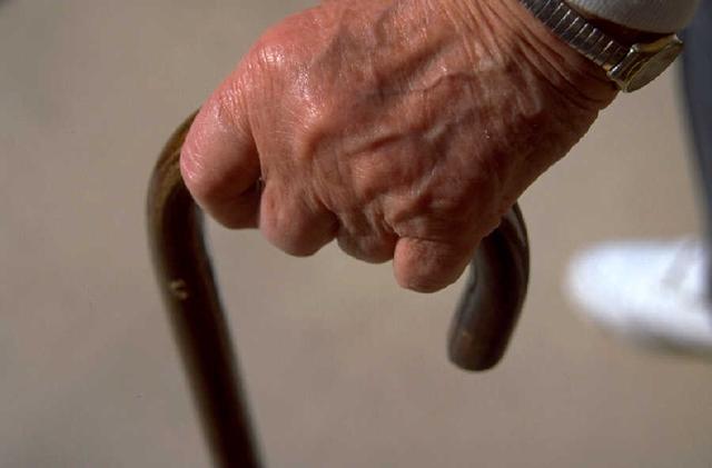 Mano de anciano agarrando un bast�n